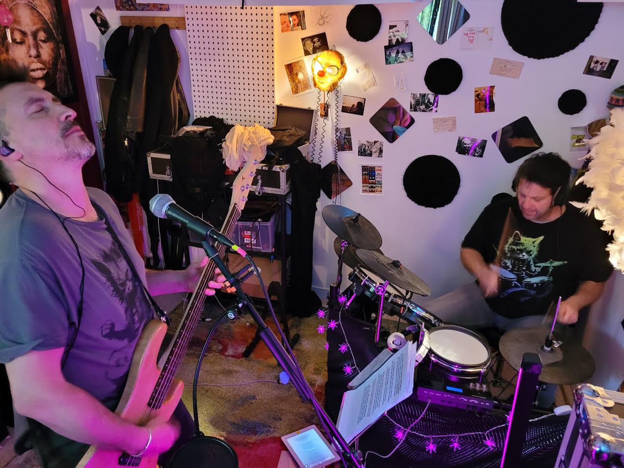Duo basse batterie rock Mechuta en performance studio